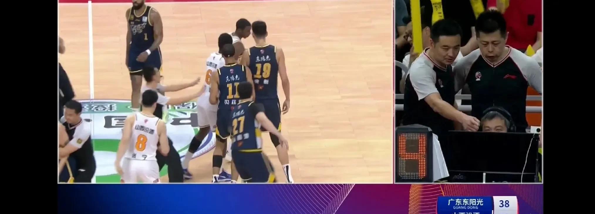 英雄联盟-包含转会期波特兰开拓者备战CBA季后赛；临场应变细节曝光；赛场秩序良好；更衣室氛围转暖的词条